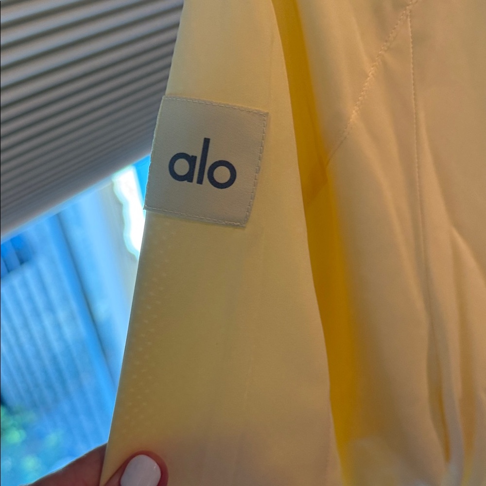 ๐๐๐ ๐ง ALO YOGA Tiebreaker Jacket-Lemon Ice medium excellent condition - Picture 14 of 15